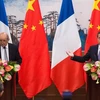 Ngoại trưởng Trung Quốc Vương Nghị (phải) và Ngoại trưởng Pháp Jean-Yves Le Drian trong cuộc họp báo chung tại Bắc Kinh ngày 13/9. (Ảnh: AFP/TTXVN)