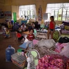 Người dân được sơ tán tới trung tâm tránh trú khi siêu bão Mangkhut đổ bộ thành phố Tuguegarao, tỉnh Cagayan, phía bắc thủ đô Manila ngày 14/9. (Ảnh: AFP/TTXVN)