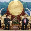 Tổng Bí thư, Chủ tịch nước Lào Bounnhang Vorachith tiếp thân mật Thượng tướng Lương Cường. (Ảnh: Phạm Kiên/TTXVN)