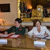 Bộ trưởng Quốc phòng Ngô Xuân Lịch và Bộ trưởng Quốc phòng Pháp Florence Parly ký kết thỏa thuận hợp tác quốc phòng giữa hai nước. (Ảnh: Toàn Trí/TTXVN)