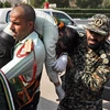 Chuyển nạn nhân bị thương trong vụ tấn công vào lễ diễu binh ở Ahvaz, Iran. (Ảnh: AFP/TTXVN)