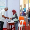 Ứng cử viên Tổng thống Maldives Ibrahim Mohamed Solih (thứ 2, trái) bỏ phiếu tại một điểm bầu cử ở Male ngày 23/9. (Ảnh: AFP TTXVN)