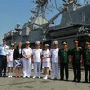Thượng tá Nguyễn Ngọc Anh, Phó lữ đoàn trưởng Lữ đoàn 125 Hải quân Việt Nam với Trung tá Lisa Hunn, chỉ huy tàu Hải quân Hoàng gia New Zealand HMNZS Te Mana F77 cùng các đại biểu tại cảng Sài Gòn. (Ảnh: Thanh Vũ/TTXVN)