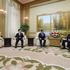 Chủ tịch Đoàn Chủ tịch Nhân dân Tối cao (Quốc hội) Triều Tiên Kim Yong-nam (phải) và Chủ tịch đảng Dân chủ (DP) cầm quyền của Hàn Quốc Lee Hae-chan (thứ 3, trái) tại cuộc họp ở Bình Nhưỡng ngày 19/9 vừa qua. (Ảnh: Yonhap/TTXVN)