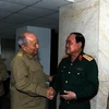 Thượng tướng Leopoldo Cintra Frías (thứ hai từ trái sang), Ủy viên Bộ Chính trị, Bộ trưởng Bộ các Lực lượng vũ trang cách mạng Cuba đón Thượng tướng Trần Đơn. (Ảnh: Lê Hà/TTXVN)