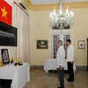 Trưởng Ban Đối ngoại, Bí thư Trung ương Đảng Cộng sản Cuba José Ramón Balaguer viếng nguyên Tổng Bí thư Đỗ Mười. (Ảnh: Lê Hà/TTXVN)