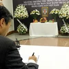 Đại sứ Phạm Vinh Quang viết sổ tang sau lễ viếng (Ảnh: Hải Ngọc/Vietnam+)