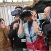 Bộ trưởng Doanh nghiệp Nhà nước Rini Soemarno thử VR xem vẻ đẹp của Mandalika trong Gian hàng Indonesia ở bên lề các cuộc họp IMF-WB ở Bali. (Nguồn: antaranews)