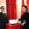 Chủ tịch Quốc hội Nguyễn Thị Kim Ngân tặng quà lưu niệm cho Đại sứ quán. (Ảnh: Trọng Đức/TTXVN)
