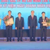 Lãnh đạo Thành phố Hồ Chí Minh trao giải cho các doanh nhân đạt danh hiệu Doanh nhân trẻ xuất sắc Thành phố Hồ Chí Minh năm 2018. (Ảnh: Xuân Anh/TTTXVN)