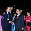 Các đại biểu tiễn Thủ tướng Nguyễn Xuân Phúc và đoàn Việt Nam tại sân bay quốc tế Haneda của Tokyo. (Ảnh: Thống Nhất/TTXVN)