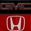 Biểu tượng General Motors (trên) và Honda. (Ảnh: AFP/TTXVN) 