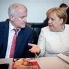 Thủ tướng Đức Angela Merkel (phải) và Chủ tịch CSU kiêm Bộ trưởng Nội vụ Đức Horst Seehofer. (Ảnh: AFP/TTXVN)