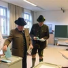 Cử tri bỏ phiếu tại một điểm bầu cử ở Neukirchen bang Bayern của Đức ngày 14/10. (Ảnh: AFP/TTXVN)