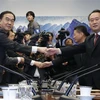 Bộ trưởng Thống nhất Hàn Quốc Cho Myoung-gyon (trái) và Chủ tịch Ủy ban Tái thống nhất hòa bình Triều Tiên Ri Son-gwon (phải) tại cuộc đối thoại ở làng đình chiến Panmunjom ngày 15/10. (Ảnh: AFP/TTXVN)
