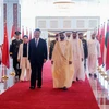 Thủ tướng UAE Sheikh Mohammed bin Rashid Al Maktoum (giữa, phải) và Chủ tịch Trung Quốc Tập Cận Bình (giữa, trái) tại lễ đón ở Abu Dhabi ngày 19/7 vừa qua. (Ảnh: THX/TTXVN)