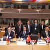 Thủ tướng Nguyễn Xuân Phúc và các đại biểu Đoàn cấp cao Việt Nam (phía sau) dự Phiên họp toàn thể thứ nhất Hội nghị Cấp cao ASEM 12. (Ảnh: Thống Nhất/TTXVN)
