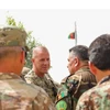 Chuẩn tướng Lục quân Mỹ Jeffrey Smiley - trái, nói chuyện với binh sỹ Afghanistan. (Nguồn: washingtonpost)