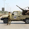 Lực lượng an ninh gác tại hiện trường một vụ tấn công ở thành phố Zliten, cách thủ đô Tripoli của Libya 170km về phía Đông. (Ảnh: AFP/TTXVN)