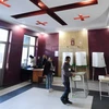 Nhân viên bầu cử Gruzia chuẩn bị hòm phiếu tại một địa điểm bầu cử ở Tbilisi ngày 27/10. (Ảnh: AFP/TTXVN)