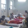 Nhiều trẻ em nghi bị ngộ độc thực phẩm đang được cấp cứu tại Bệnh viện quận Tân Phú. (Ảnh: Đinh Hằng/TTXVN)