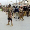 Lực lượng an ninh Pakistan điều tra tại hiện trường một vụ tấn công của phiến quân Taliban. (Ảnh: THX/TTXVN) 