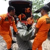 Lực lượng cứu hộ Indonesia triển khai công tác tìm kiếm các nạn nhân máy bay Boeing 737 MAX 8 ,mang số hiệu JT 610 thuộc Hãng hàng không Lion Air gặp nạn tại vùng biển Tây Java, ngày 29/10. (Ảnh: AFP/TTXVN)