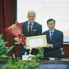 Bộ trưởng Bộ Văn hóa-Thể thao và Du lịch Nguyễn Ngọc Thiện trao quyết định Đại sứ du lịch Việt Nam cho ông Greg Norman. (Ảnh: Trọng Đạt/TXVN)