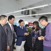 Đại sứ Ngô Đức Mạnh đến thăm Công ty May Mồng 9 tháng 5. (Ảnh: Dương Trí/TTXVN)