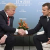 Tổng thống Mỹ Donald Trump và người đồng cấp Pháp Emmanuel Macron (phải) trong cuộc gặp tại Hooijk nghị G7 ở Quebec của Canada ngày 8/6 vừa qua. (Ảnh: AFP/TTXVN)