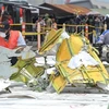 Các nhà điều tra kiểm tra mảnh vỡ máy bay của hãng hàng không Lion Air tại cảng Tanjung Priok, Jakarta của Indonesia ngày 4/11 vừa qua. (Ảnh: THX/TTXVN)