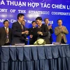 Tập đoàn AsiaInvest và MoolahSense ký thỏa thuận hợp tác. (Ảnh: Mỹ Phương/TTXVN)