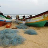 Tàu thuyền được neo đậu tránh bão Gaja tại bờ biển ở Chennai của Ấn Độ ngày 12/11. (Ảnh: AFP/TTXVN)
