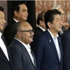 Chủ tịch Trung Quốc Tập Cận Bình (trái), Thủ tướng Papua New Guinea Peter O'Neill (thứ hai bên trái), Thủ tướng Nhật Bản Shinzo Abe và Phó Tổng thống Mỹ Mike Pence chụp ảnh lưu niệm tại APEC ngày 18/11. (Nguồn: AP/Japantimes)