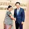 Bộ trưởng Ngoại giao Lào Saleumxay Kommasith và người đồng cấp Ấn Độ Sushma Swaraj. (Nguồn: ndtv)