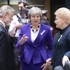 Thủ tướng Anh Theresa May (giữa) và Tổng thống Litva Dalia Grybauskaite (phải) tại Hội nghị thượng đỉnh EU ở Brussels, Bỉ ngày 22/3 vừa qua. (Ảnh: THX/TTXVN)