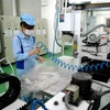 Dây chuyền sản xuất linh kiện cho các sản phẩm điện tử tại Công ty TNHH INOAC Viet Nam (vốn đầu tư của Nhật Bản), tại Khu công nghiệp Quang Minh của Hà Nội. (Ảnh: Danh Lam/TTXVN)
