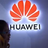 Biểu tượng Huawei tại Bắc Kinh, Trung Quốc. (Ảnh: AFP/TTXVN)