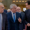 Tổng thống Syria Bashar al-Assad - bên phải, đặc phái viên Nga tại Syria Alexander Lavrentiev - ở giữa và Thứ trưởng Ngoại giao Nga Sergei Verchinen. (Nguồn: AFP/presstv)