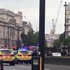 Cảnh sát phong tỏa hiện trường vụ đâm xe vào hàng rào an ninh bên ngoài tòa nhà Quốc hội Anh ở thủ đô London. (Ảnh: AFP/TTXVN)