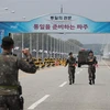 Binh sỹ Hàn Quốc tăng cường an ninh trên một tuyến đường ở Paju. (Ảnh: Yonhap/TTXVN)