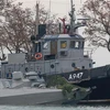 Các tàu hải quân Ukraine bị lực lượng tuần duyên Nga bắt giữ sau khi xâm phạm lãnh hải Nga ở Eo biển Kerch, ngày 26/11 vừa qua. (Ảnh: AFP/TTXVN)