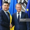 Thủ tướng nước này Volodymyr Groysman và Chủ tịch Hội đồng châu Âu Donald Tusk. (Nguồn: getty images)