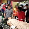 Chuyển nạn nhân bị thương sau thảm họa sóng thần tới bệnh viện ở Carita, Indonesia ngày 23/12. (Ảnh: AFP/TTXVN)