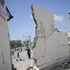 Nhân viên an ninh điều tra tại hiện trường vụ đánh bom ở Mogadishu, ngày 22/12. (Ảnh: AFP/TTXVN)