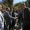 Đại tá về hưu Patrick Cammaert (thứ hai phải) tại thủ đô Sanaa của Yemen ngày 23/12. (Ảnh: AFP/TTXVN)