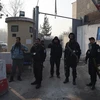 Cảnh sát Afghanistan gác tại hiện trường vụ tấn công nhằm vào khu cơ quan Chính phủ ở Kabul ngày 25/12. (Ảnh: AFP/TTXVN)