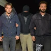 Cảnh sát Thổ Nhĩ Kỳ bắt giữ các phần tử tình nghi khủng bố tại Adana. (Ảnh: AFP/TTXVN)