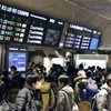 Mọi người tập trung tại ga JR Tokyo ngày 30/12, vì các tàu cao tốc Tohoku và Yamagata Shinkansen bị trì hoãn do sự cố, ảnh hưởng đến du khách trong mùa lễ cuối năm. (Nguồn: Kyodo)