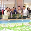 Chủ tịch UBND tỉnh Thừa Thiên-Huế Phan Ngọc Thọ (thứ ba từ trái qua) nghe chủ đầu tư giới thiệu quy mô dự án. (Nguồn: baothuathienhue)